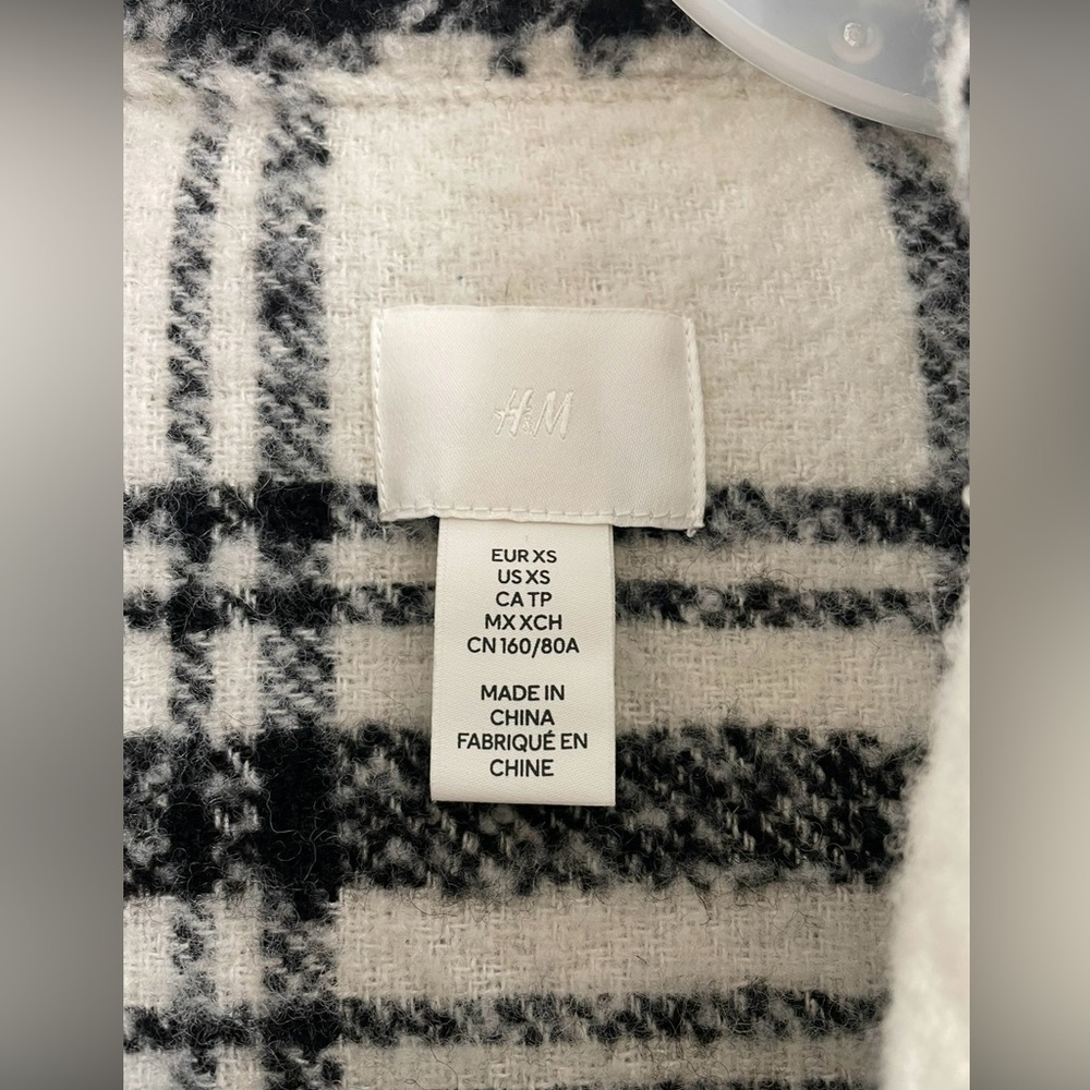 H&M oversized Black/Cream plaid shacket button closure, and chest pockets Sz(XS) - Picture 4 of 4